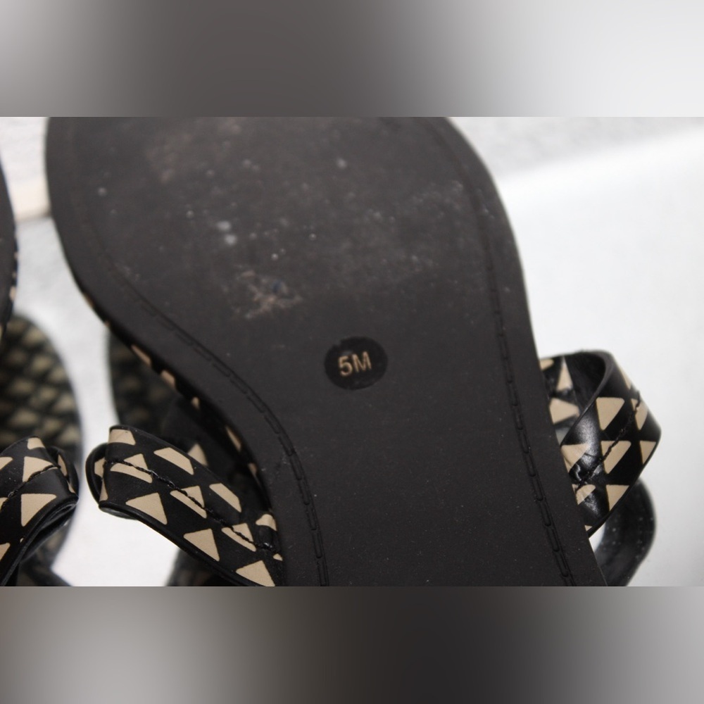 Tory Burch Miller Flip Flop Sandals Triangle Geo Print Women’s Size 5 - Picture 4 of 4